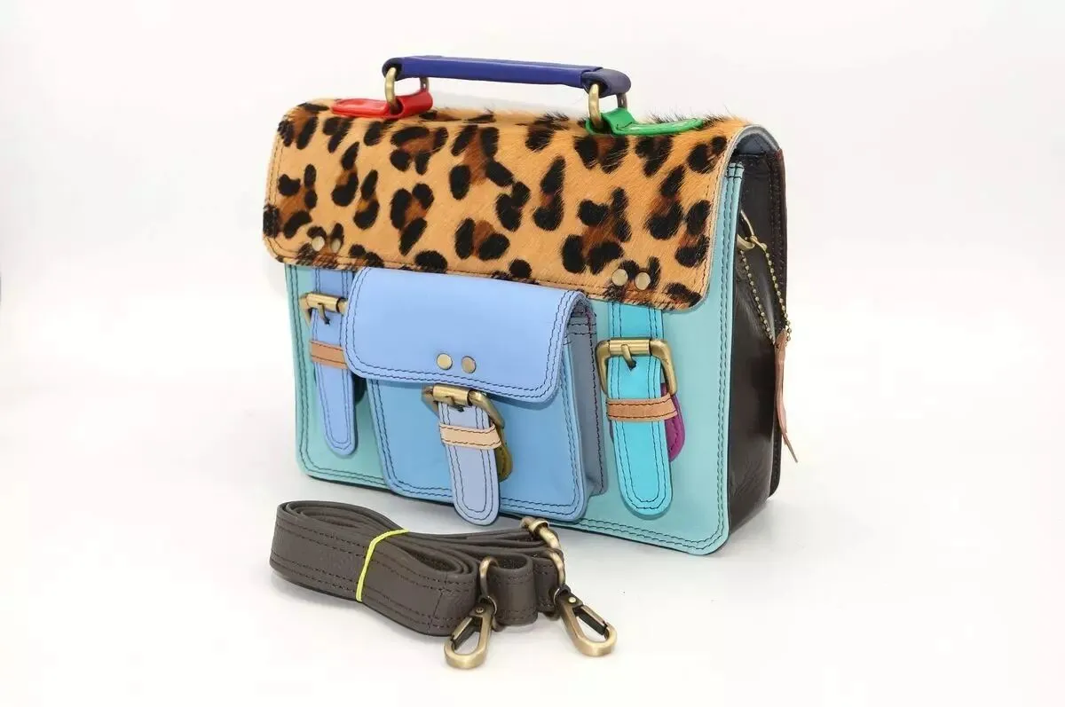 Petit cartable cuir original unique bleu ciel et rabat animal